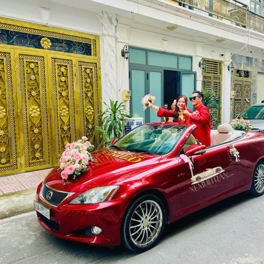 xe mui trần lexus đỏ